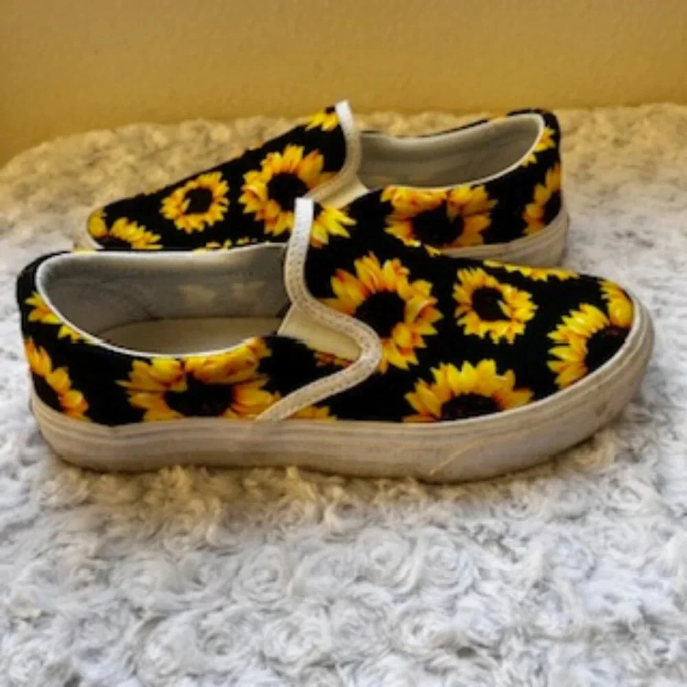 Three In Shoes Slip On Sunflower Canvas Sneakers Loafers Women’s‎ Size 6.5 EUC
